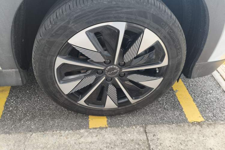 Used BYD Song PLUS New Energy 2025 EV 520km Premium Version Right Front Wheel Hub