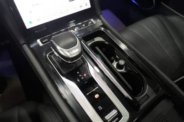 Used Hongqi H5 2024 2.0T Automatic Smart Connect Flagship Edition Gear Lever