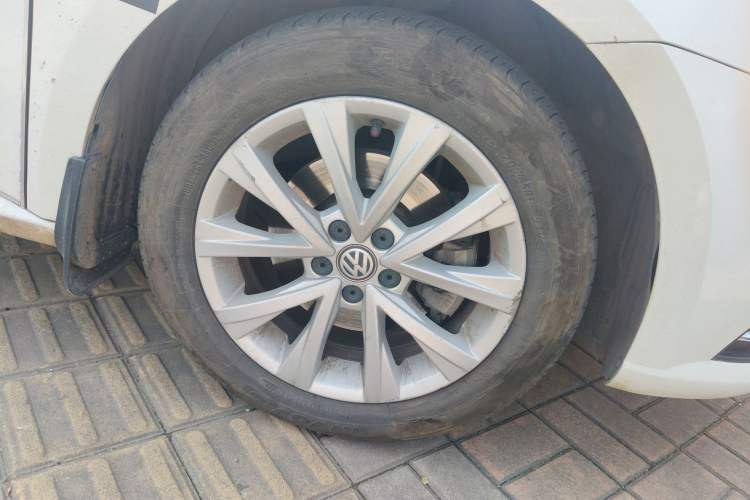 Used Volkswagen Lavida 2015 1.6L Automatic Comfort Edition Right Front Wheel Hub