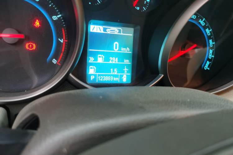 Used Chevrolet Cruze 2015 1.5L Classic SE AT Odometer Close Up