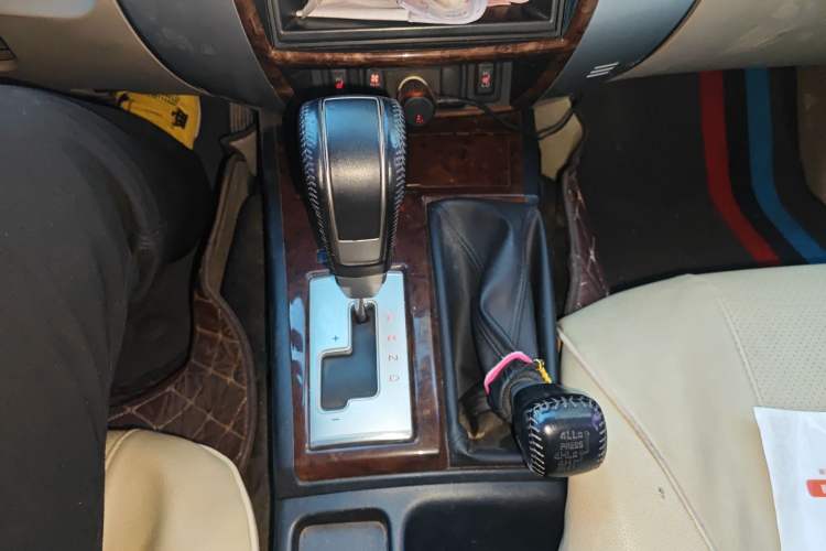 Used Mitsubishi Pajero Sport 2013 3.0L Automatic 4x4 Flagship Edition Gear Lever