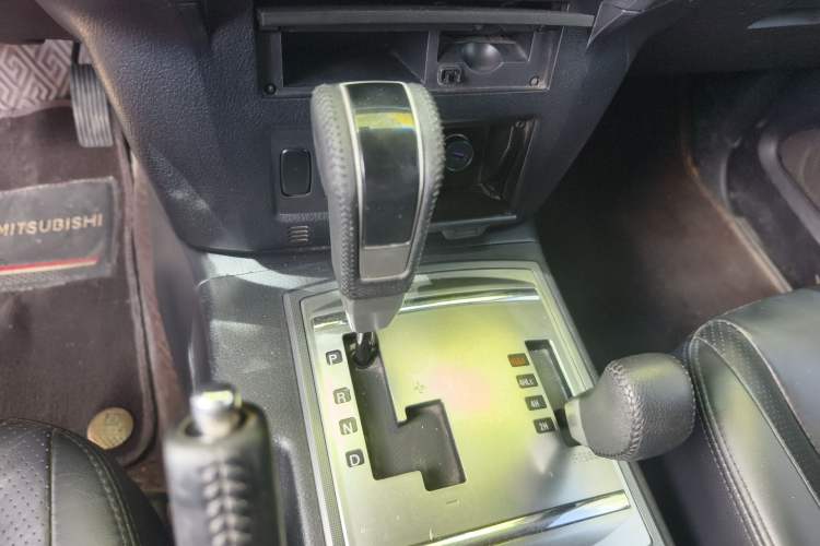 Used Mitsubishi Pajero 2011 3.0L Elite Edition Gear Lever