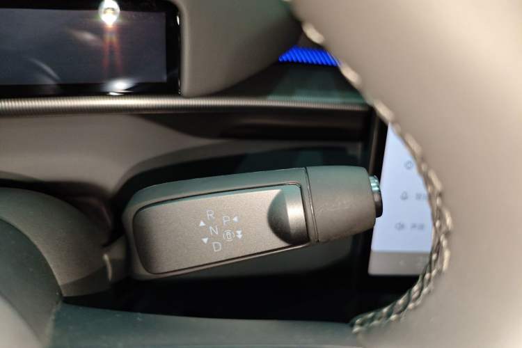 Used XPeng P7 2025 Model—702 Long Range Ultra Gear Lever