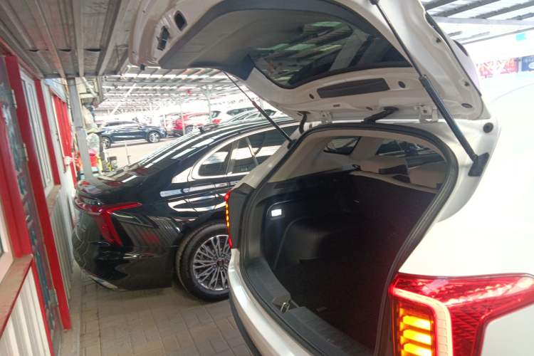 Used Haval JOLION 2021 1.5T Automatic Four-Door Version Trunk