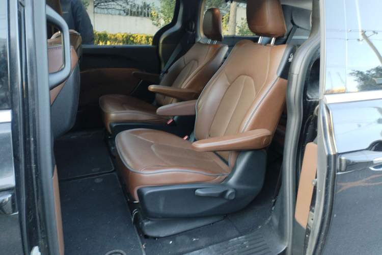 Used Chrysler Grand Voyager 2017 3.6L Premium Edition
