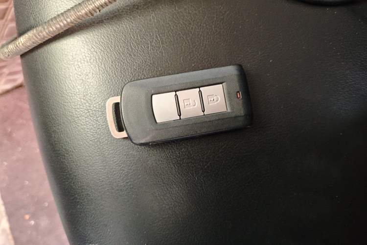 Used Mitsubishi Outlander 2020 2.0L Two-Wheel Drive Comfort Edition 7-Seater Vehicle Key