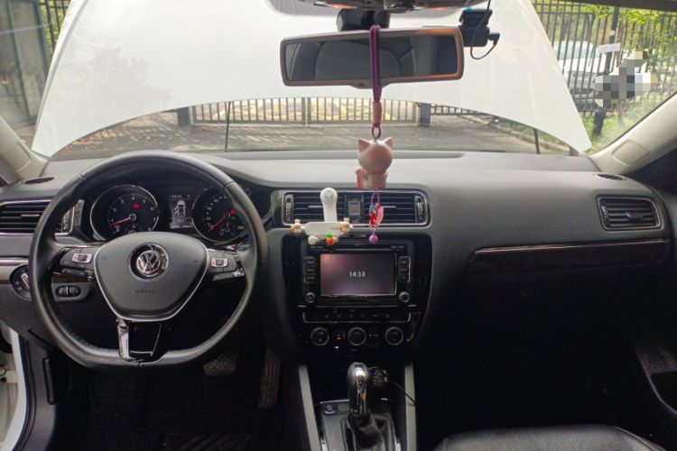 Used Volkswagen Sagitar 2015 280TSI Automatic Flagship Model Center Console