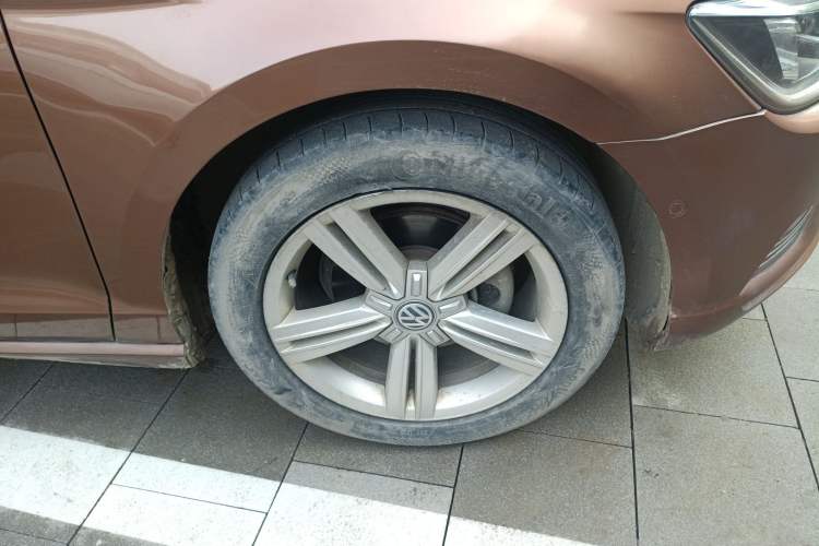 Used Volkswagen Lamando 2015 280TSI Manual Comfort Edition Right Front Wheel Hub