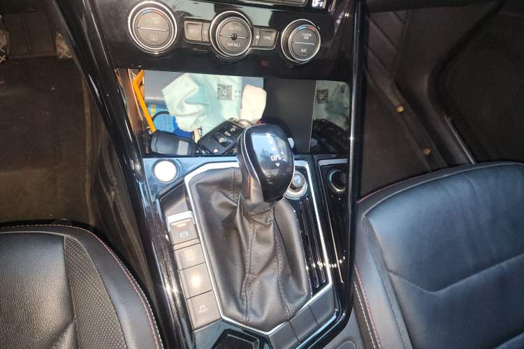 Used Volkswagen Tayron 2019 330TSI Two-Wheel-Drive Luxury Version China V Emission Standard Gear Lever