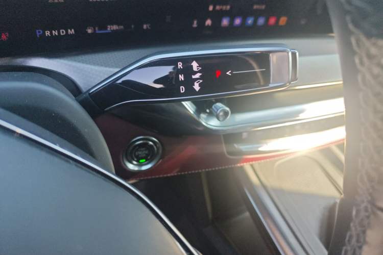 Used Cadillac XT5 2025 2.0T Platinum Edition Gear Lever