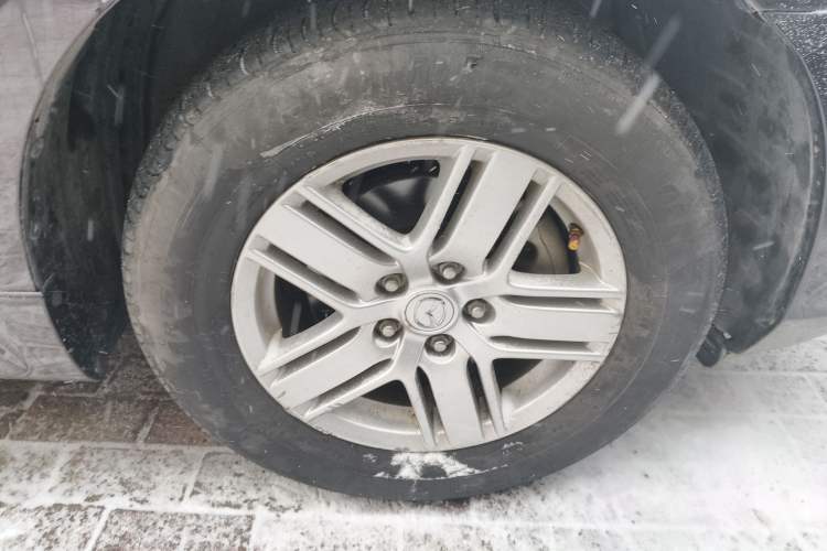 Used Mazda 8 2013 2.5L Ultimate Edition Right Front Wheel Hub