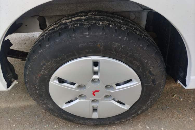 Used Wuling Yangguang 2024 300km Comfort Version with Sealed Windows 75kW
