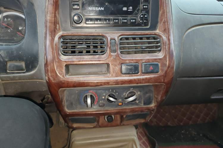 Used Nissan D22 2013 2.4L Gasoline Two-Wheel-Drive Standard Model