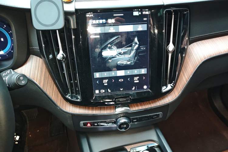 Used Volvo XC60 2023 B5 4x4 Smart Luxury Edition Audio And AC Panel