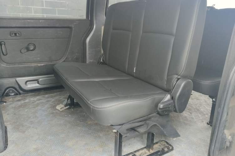 Used Jinbei Gold Hiace 2021 1.5L Passenger Van Travel Lion 6-Seater Left Rear Seat