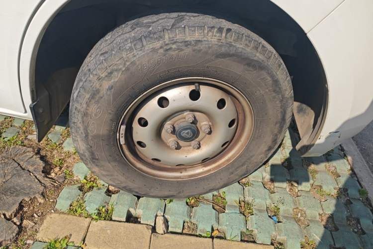 Used CHANGAN KAICHENG Ruixing M60 2023 1.6L CNG Comfort-Grade 6-Seater Passenger Vehicle Right Front Wheel Hub