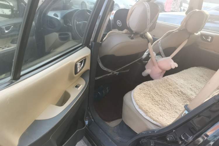 Used Huatai Santa Fe Classic 2012 2.0L Gasoline Manual Two-Wheel Drive with Sunroof
