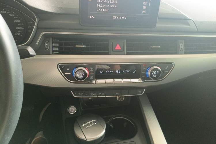 Used Audi A5 2020 Coupe 40 TFSI Fashion Edition China VI Emission Standard Audio And AC Panel