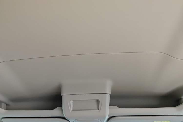 Used SAIC MAXUS Xintu V90 2024 ZhiJie 2.0T Automatic Rear-Drive Long-Wheelbase High-Roof Model with Single Rear Tire Available in 6/7-Seater Configurations
