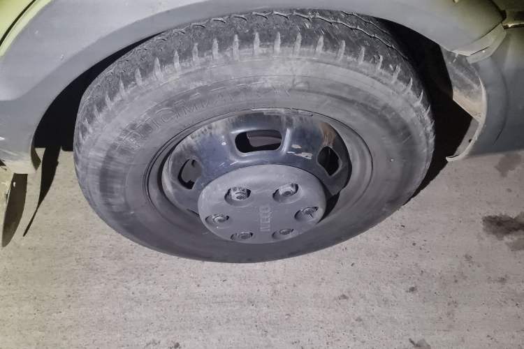 Used Iveco Daily 2020 2.5T A35 Passenger Van with Dual Tires Low Roof 5-9 Seats China V Emission Standard
