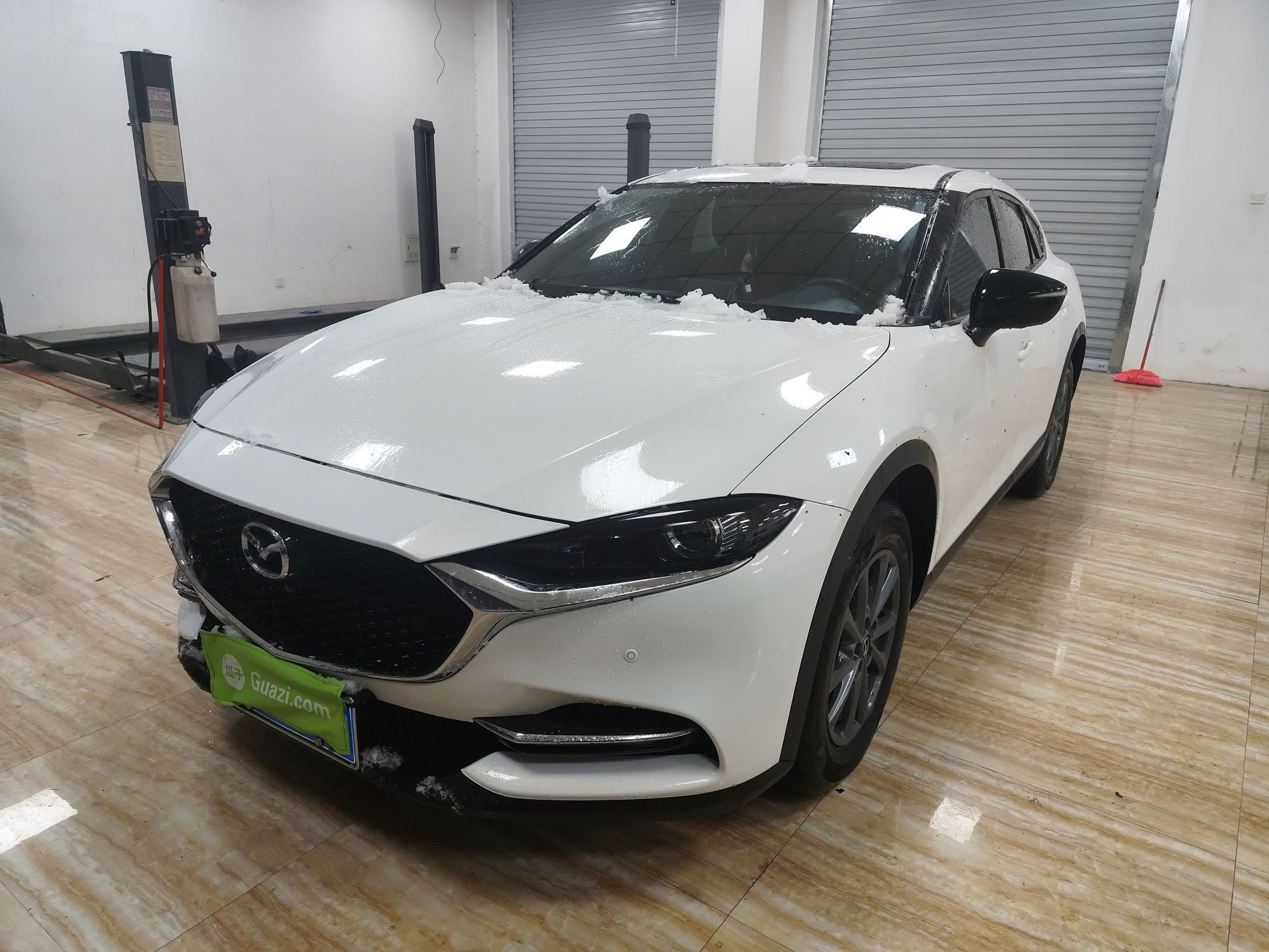 تحت مقدمة السيارة