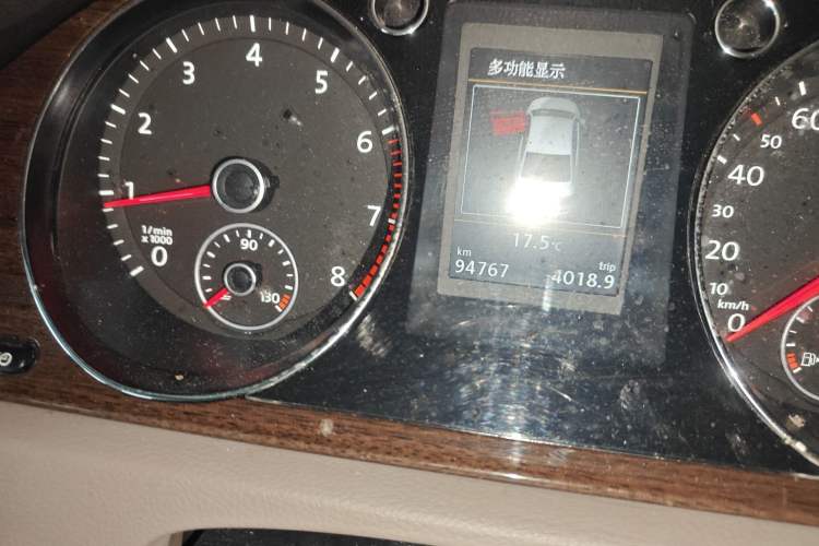 Used Volkswagen Magotan 2015 2.0 TSI Prestige Model Odometer Close Up