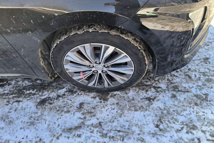 Used Hongqi E-QM5 2022 431 km Charge & Enjoy Edition Right Front Wheel Hub