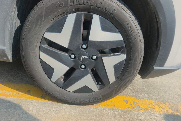 Used Wuling Bingo S 2025 Model 325km Flagship Edition Right Front Wheel Hub