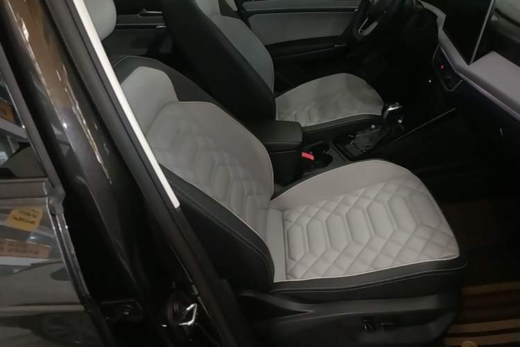 Used Volkswagen Tayron 2023 330TSI Two-Wheel-Drive Luxury Plus Advanced Version Right Front Seat