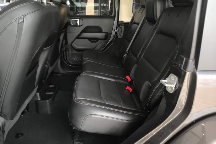 Used Jeep Wrangler 2019 2.0T Sahara Four-Door Version China VI Emission Standard