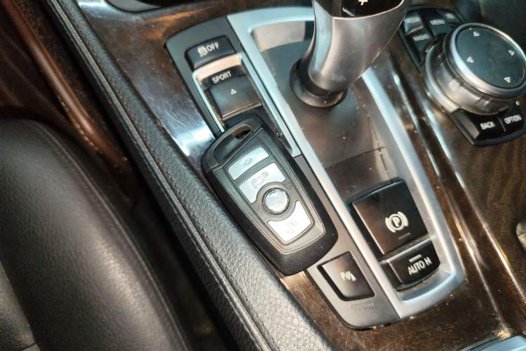 Used BMW 5 Series 2014 528Li Leading Model
