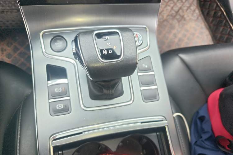Used Hongqi H5 2022 Classic Model 1.8T Automatic Smart Connect Flagship Edition Gear Lever