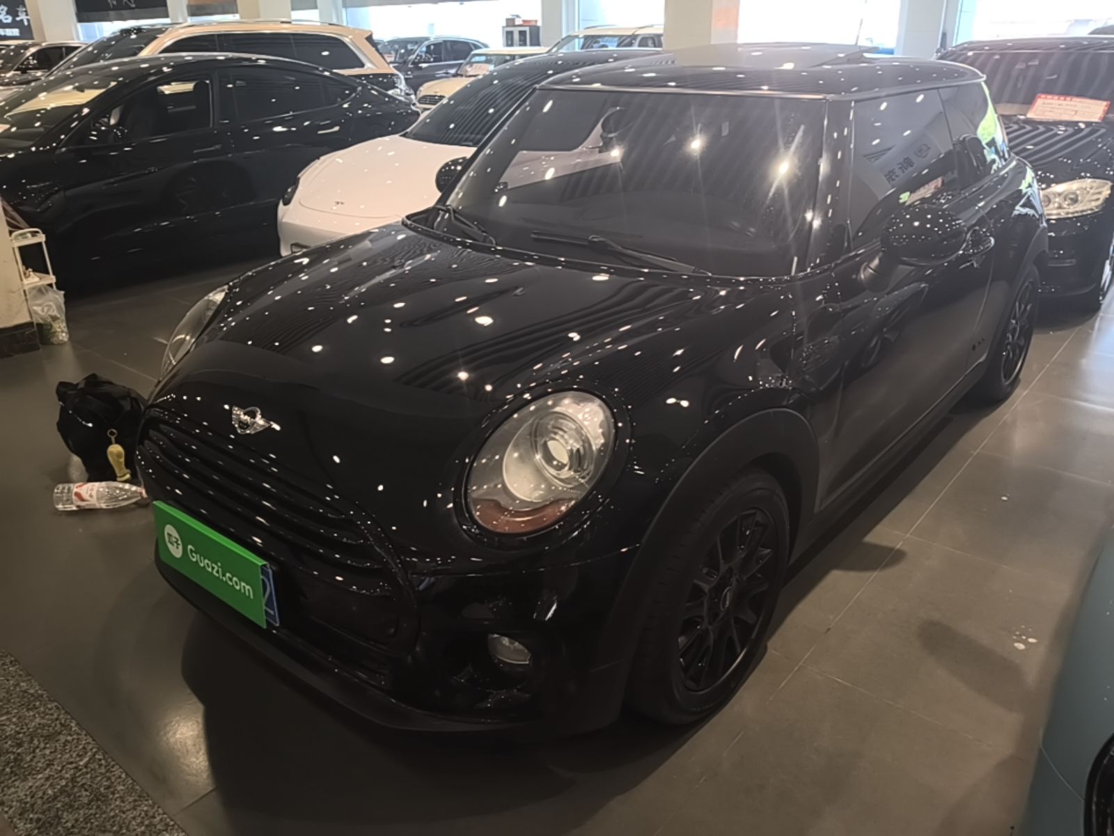Unter der Vorderseite des Autos