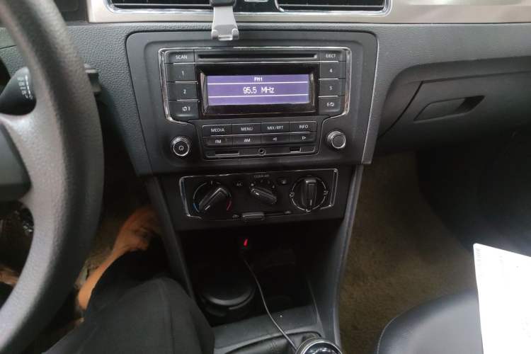 Used Volkswagen Santana 2015 1.6L Manual Comfort Edition Audio And AC Panel