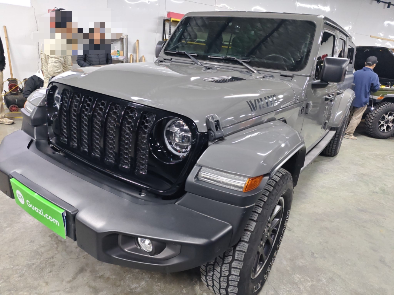 تحت مقدمة السيارة