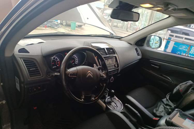 Used Citroen C4 Aircross 2013 2.0L Two-Wheel Drive Comfort Edition Center Console