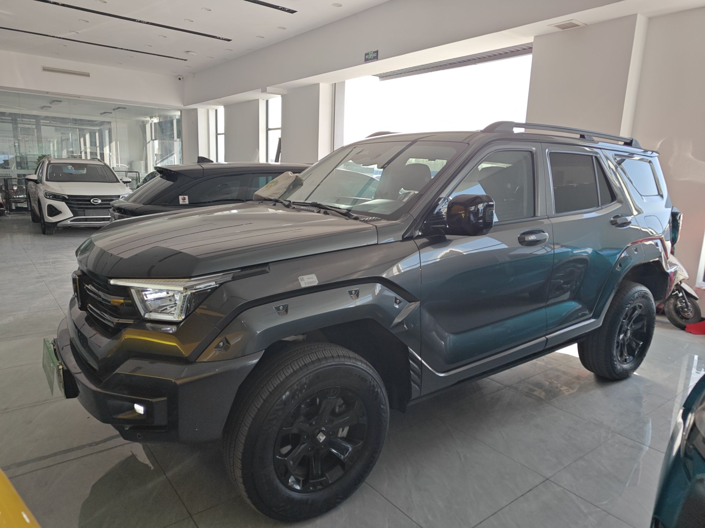 تحت مقدمة السيارة