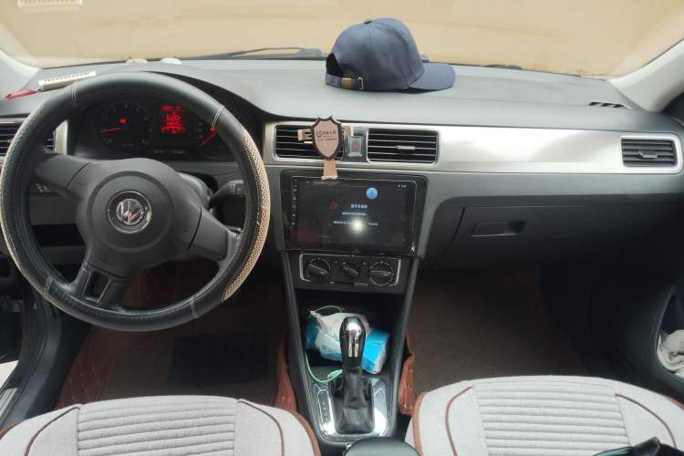 Used Volkswagen Santana 2013 1.6L Automatic Comfort Edition Audio And AC Panel