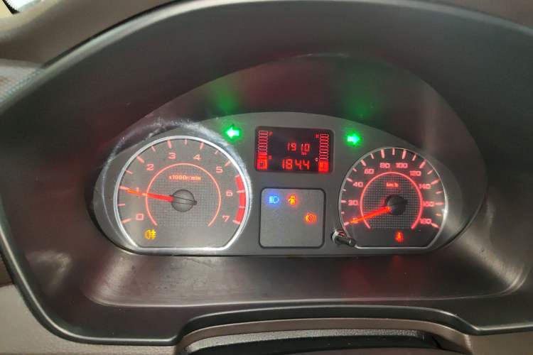 Used Wuling Hongguang V 2022 1.5L Jingqu Edition Enclosed-Window Vehicle with Hydraulic Power Steering LAR