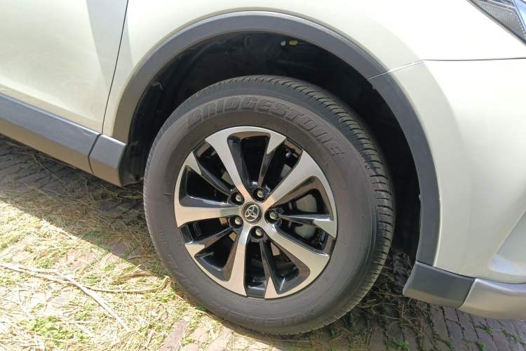 Used Toyota RAV4 2019 2.0L CVT Two-Wheel Drive Pioneer Edition China VI Standard Right Front Wheel Hub