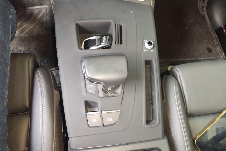 Used Audi Q5L 2023 40T Luxury Dynamic Model Gear Lever