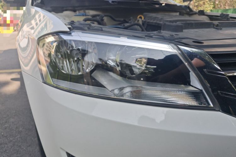 Used Volkswagen Gran Lavida 2013 1.6L Automatic Fashion Model Right Front Headlight