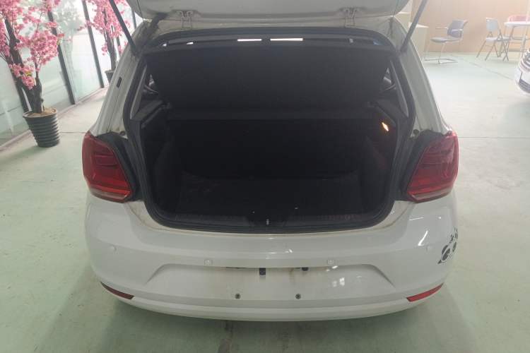 Used Volkswagen Polo 2016 1.4L Manual Fashion Model Trunk