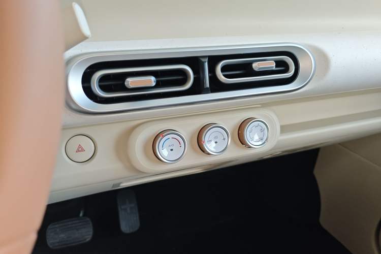 Used Wuling Hongguang MINIEV 2024 3rd Generation 215km Youth Edition Audio And AC Panel