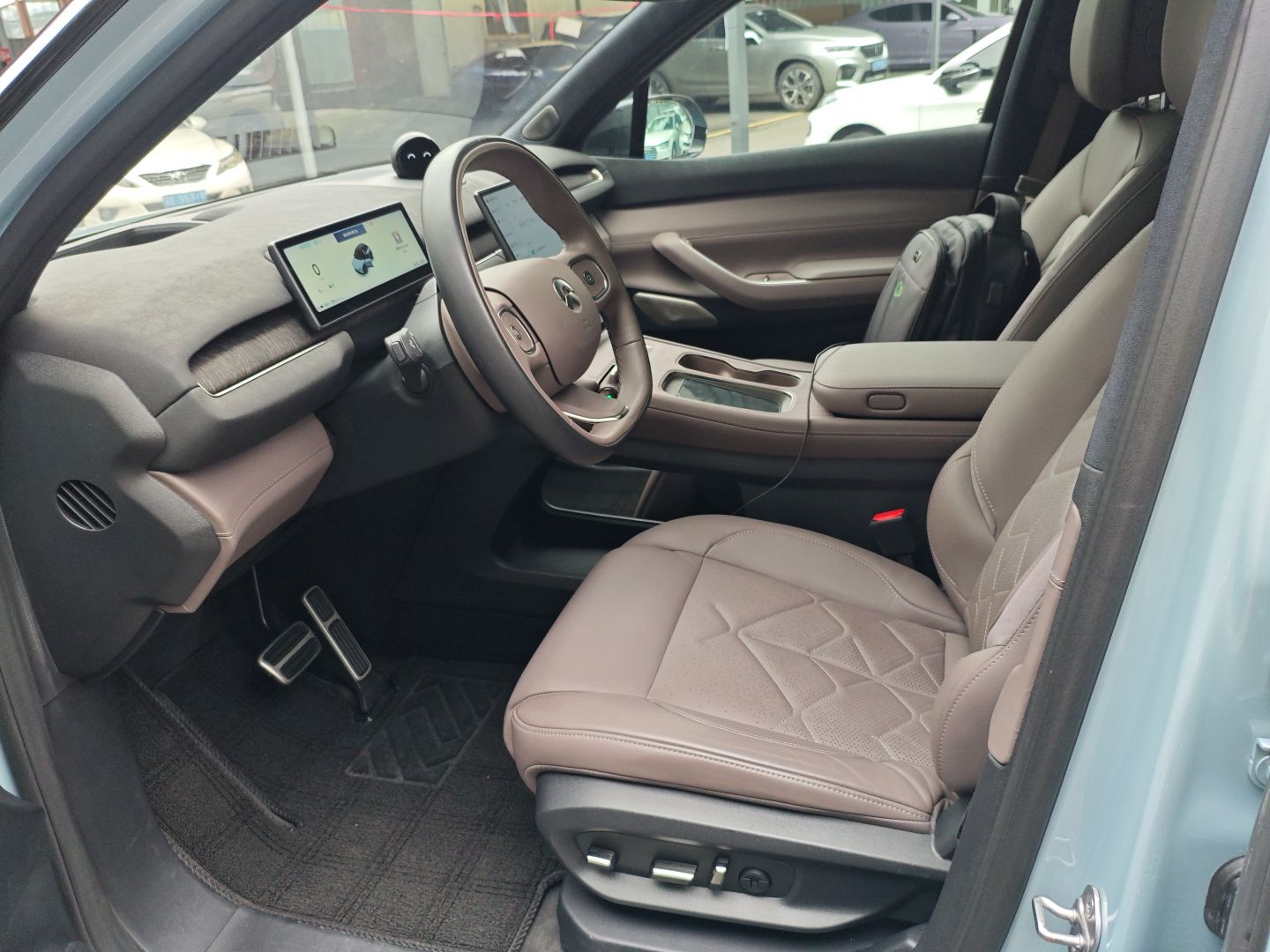 Переднее сиденье в автомобиле