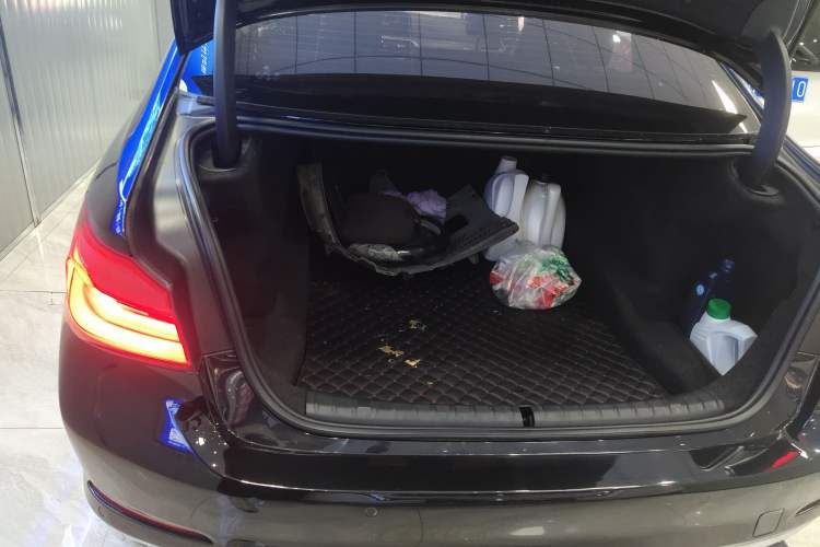 Used BMW 5 Series 2018 Revised Version 530Li Leading Edition Luxury Package Trunk