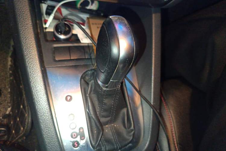 Used Volkswagen Sagitar 2014 Revised Version 1.6L Automatic Comfort Edition Gear Lever