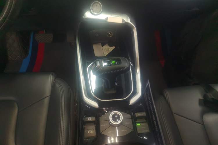 Used Haval H6 2017 Red Label 2.0T Automatic Two-Wheel Drive ZhiShang Model Gear Lever