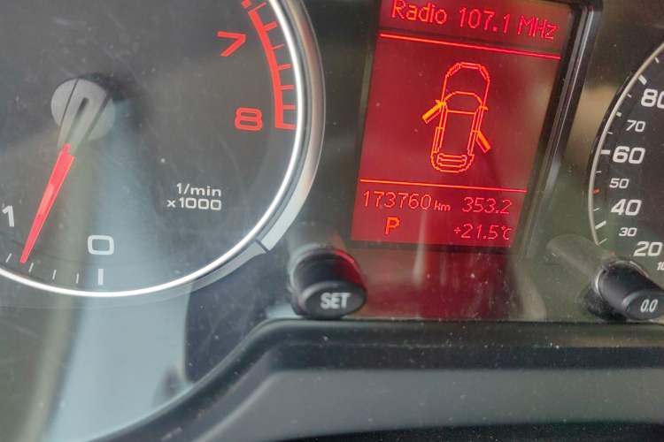 Used Audi Q5 2012 2.0TFSI Technology Model Odometer Close Up