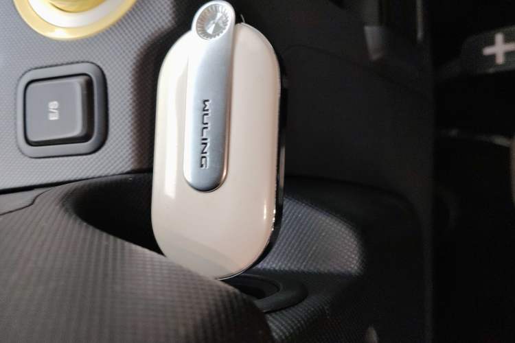 Used Wuling Hongguang MINIEV 2022 Macaron Premium Model – Lithium Iron Phosphate Vehicle Key